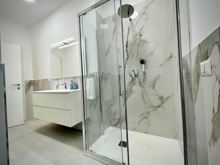 Luxury 1 Bedroom Apartment, Close To San Siro, Fiera And 10 Min Metro To Duomo Mailand Exterior foto